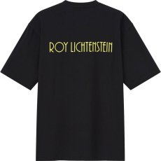 画像2: 【60年代のポップアートTシャツ】ロイ・リキテンスタイン（Roy Lichtenstein）UT グラフィックTシャツ（半袖・オーバーサイズフィット）｜作品： I Can See the Whole Room〜（1961年）｜サイズ：M｜ユニセックス (2)