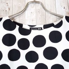 画像2: 【タグ付き未使用】ユニクロ マリメッコ marimekko ノースリーブシャツ Sサイズ ドット柄 水玉 ホワイト・ブラック コラボ　Aライン 2018年モデル（バスト77-83cm） (2)