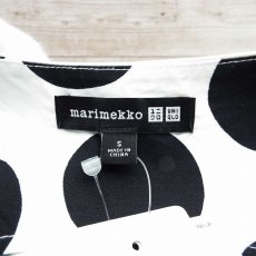 画像5: 【タグ付き未使用】ユニクロ マリメッコ marimekko ノースリーブシャツ Sサイズ ドット柄 水玉 ホワイト・ブラック コラボ　Aライン 2018年モデル（バスト77-83cm） (5)