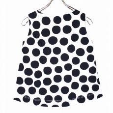 画像4: 【タグ付き未使用】ユニクロ マリメッコ marimekko ノースリーブシャツ Sサイズ ドット柄 水玉 ホワイト・ブラック コラボ　Aライン 2018年モデル（バスト77-83cm） (4)