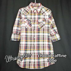 画像1: 【貴重なコラボシャツ】】ショコラフィネローブ（chocol raffine robe）×ラングラー（WRANGLER）ウエスタン ロング丈 七分袖 シャツ Mサイズ（肩幅：36cm）コットン100％　ホワイト・レッド・マルチチェック【湘南倉庫】レディース古着 (1)