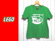画像1: 大人カワイイ１着！レゴ（ LEGO）CYKELFORRETNING　デザイン入り 半袖Tシャツ（カットソー）｜サイズ：S（42cm）｜グリーン系｜USED【メンズ】【レディース】 (1)