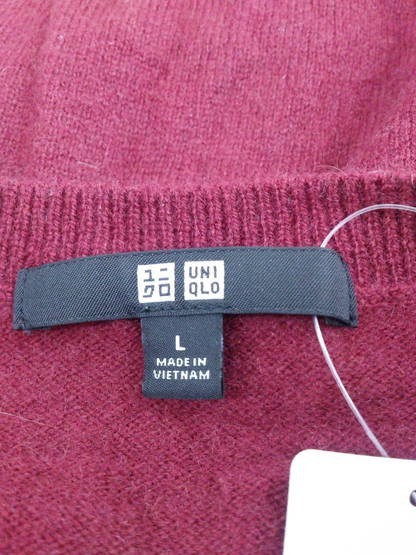 軽くてしなやかなカシミア100％ UNIQLO（ユニクロ） カシミヤ 長袖 Vネックニット（セーター）ボルドー（レッド）系｜サイズ：L（肩幅：38cm）USED【レディース】  - 古着屋OVER25直営店｜お陰様で16周年｜湘南・仙台